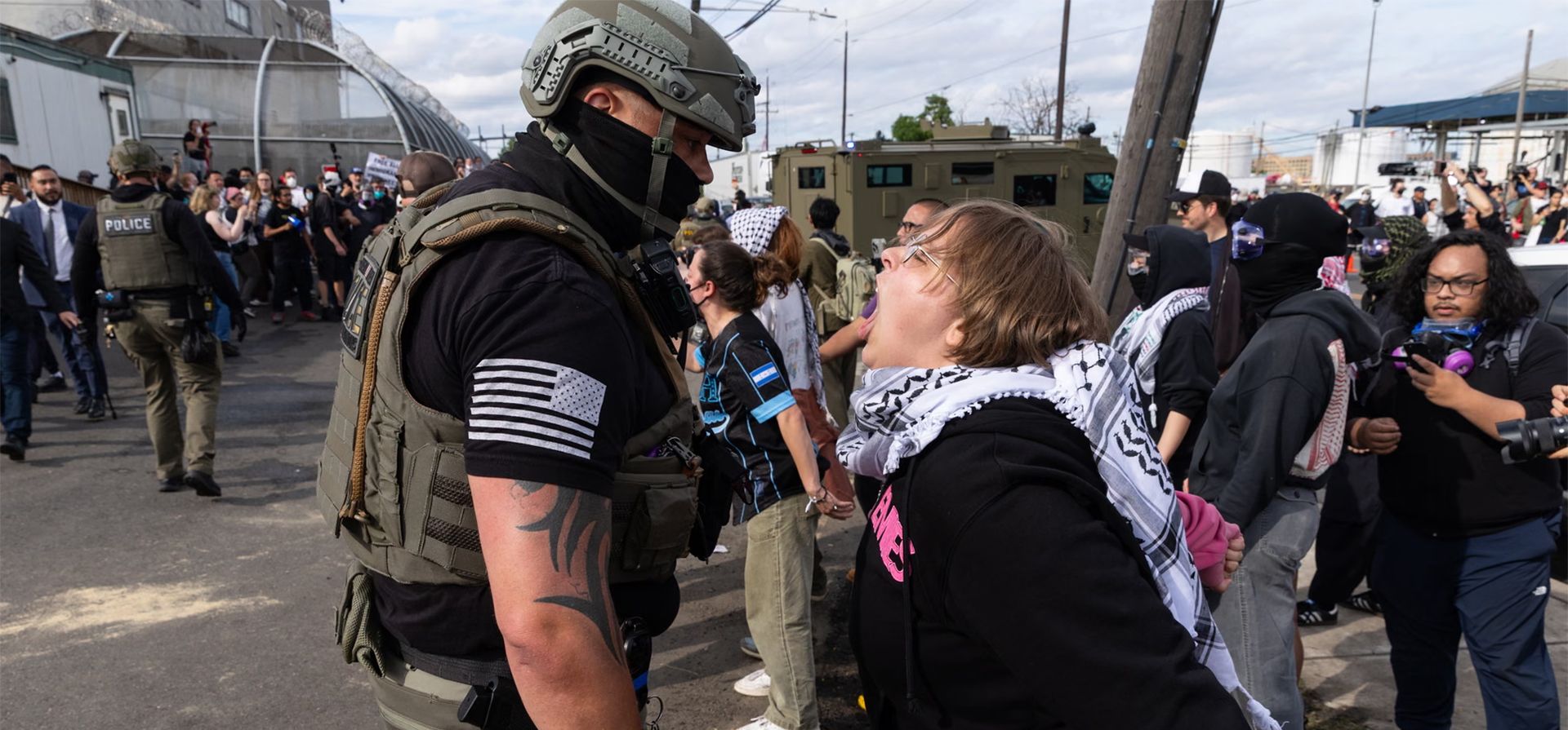 Agentes federales de inmigración se enfrentan a manifestantes frente a un centro de detención de migrantes en Nueva Jersey donde se está llevando a cabo una huelga de hambre, Newark, EE. UU..Fotografía: Anadolu/Getty Images Agentes federales de inmigración se enfrentan a manifestantes frente a un centro de detención de migrantes en Nueva Jersey donde se está llevando a cabo una huelga de hambre, Newark, EE. UU..Fotografía: Anadolu/Getty Images