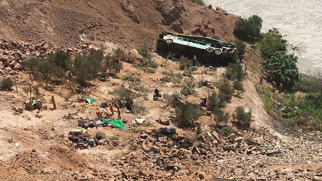 Tragedia. El ómnibus salió de la ruta y cayó 200 metros
