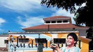Relevan una gigantografia de Maradona en el hospital donde nació