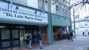 Disputa entre bandas: colgaron una bandera con una amenaza en la Escuela Luis María Drago