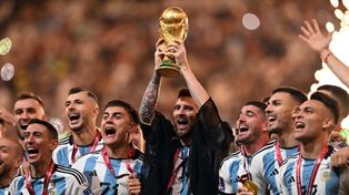 Messi levantando la Copa en Qatar.