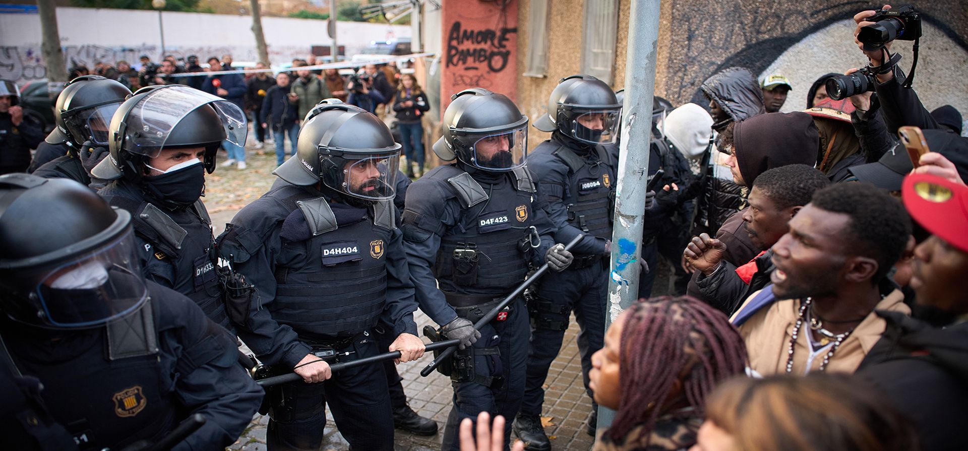 Migrantes se enfrentan a la policía cuando comienzan a ejecutar órdenes de desalojo en un edificio escolar abandonado donde vivían cientos de inmigrantes, en su mayoría indocumentados, en Badalona, cerca de Barcelona, España, el miércoles 17 de diciembre de 2025. (Foto AP/Emilio Morenatti) Migrantes se enfrentan a la policía cuando comienzan a ejecutar órdenes de desalojo en un edificio escolar abandonado donde vivían cientos de inmigrantes, en su mayoría indocumentados, en Badalona, cerca de Barcelona, España, el miércoles 17 de diciembre de 2025. (Foto AP/Emilio Morenatti)