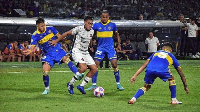 Juan Barinaga marcado por tres futbolistas de Boca Juniors