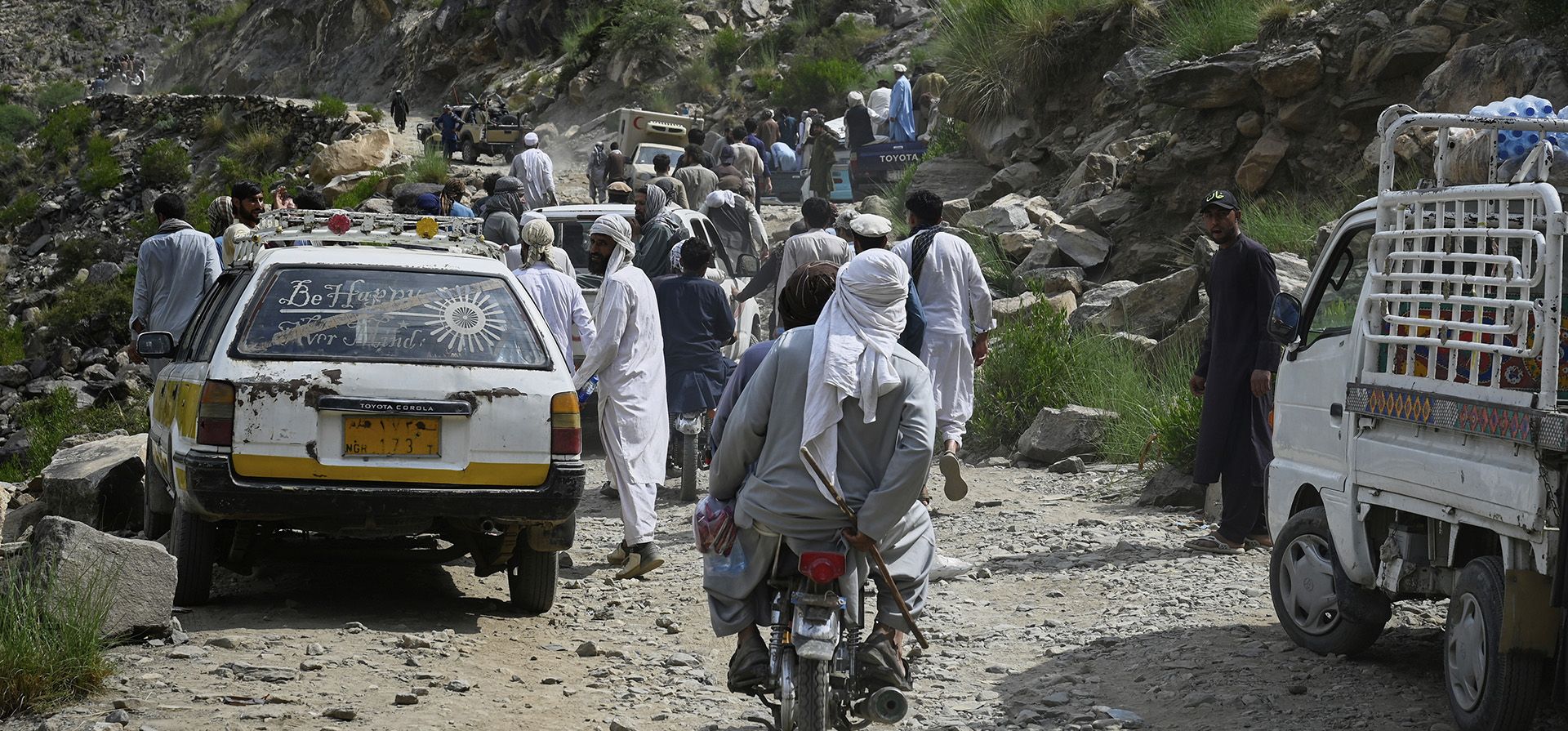 Residentes de pueblos y aldeas aledañas intentan llegar a la región afectada por el terremoto para ayudar a los sobrevivientes tras el potente terremoto de magnitud 6.0 del domingo por la noche que azotó varias provincias, en el distrito de Nurgol, provincia de Kunar, este de Afganistán, el martes 2 de septiembre de 2025. (Foto AP/Nava Jamshidi) Residentes de pueblos y aldeas aledañas intentan llegar a la región afectada por el terremoto para ayudar a los sobrevivientes tras el potente terremoto de magnitud 6.0 del domingo por la noche que azotó varias provincias, en el distrito de Nurgol, provincia de Kunar, este de Afganistán, el martes 2 de septiembre de 2025. (Foto AP/Nava Jamshidi)