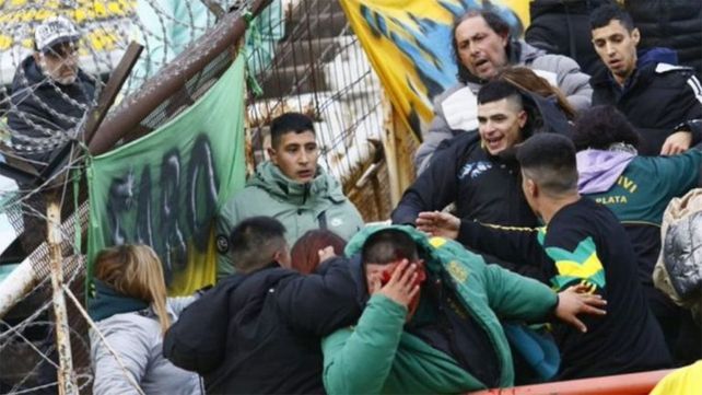 La violencia se adueñó de la tribuna de Aldosivi en el partido frente a Newells.