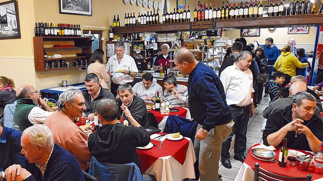 Buena comida y charlas. Los bodegones rosarinos son el mejor lugar para abrigar las noches de invierno.