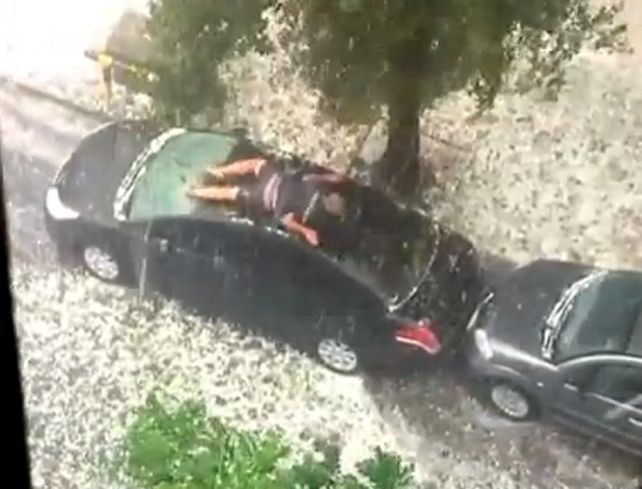 Polémica por el video de un hombre que nada sobre su auto para evitar el granizo