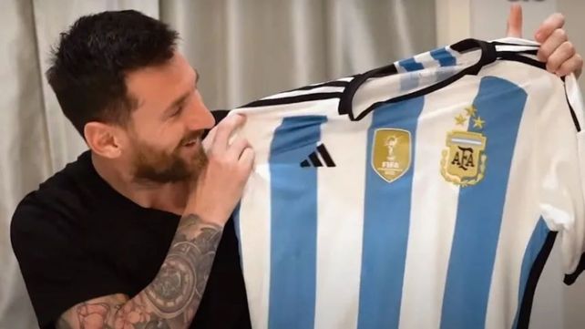 Lionel Messi le firmó una camiseta de la selección a un hincha argentino que lo sorprendió en un semáforo.&nbsp;