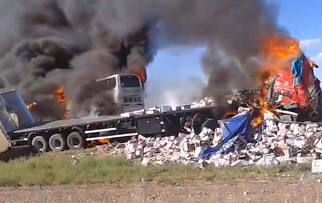 Imagen tomada por un automovilista desde el carril contrario de la autopista