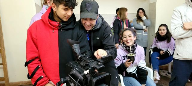 En el rol. Dieguillo Fernández da las instrucciones para el uso de las cámaras.