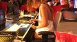 Pampita fue fotografiada mientras miraba su teléfono en pleno show.
