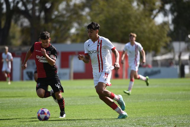 Urquía intenta trepar por su banda con la pelota al pie.