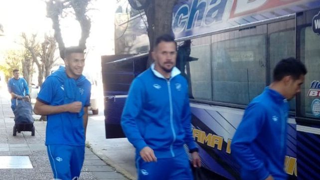 A viajar. El plantel tricolor sube al micro para emprender el viaje a Santa Fe.