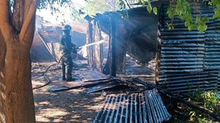 Casillas en ruinas tras el pavoroso incendio de esta mañana. Bomberos Zapadores trabajan en Platón al 1300, zona sur de Rosario