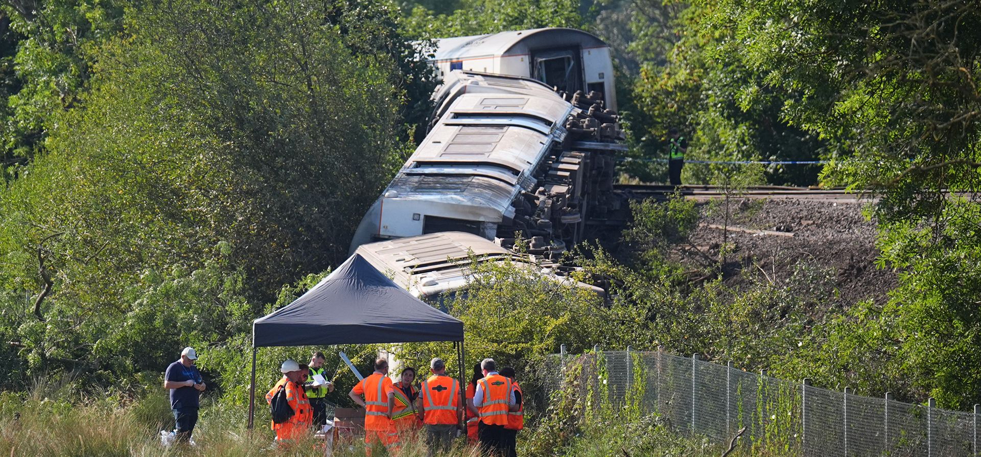 Agentes de policía y personal ferroviario en el lugar donde un tren descarriló cerca de la estación de tren de Lewes el jueves, en East Sussex, Inglaterra, viernes 14 de agosto de 2026. (James Manning/PA vía AP) Agentes de policía y personal ferroviario en el lugar donde un tren descarriló cerca de la estación de tren de Lewes el jueves, en East Sussex, Inglaterra, viernes 14 de agosto de 2026. (James Manning/PA vía AP)