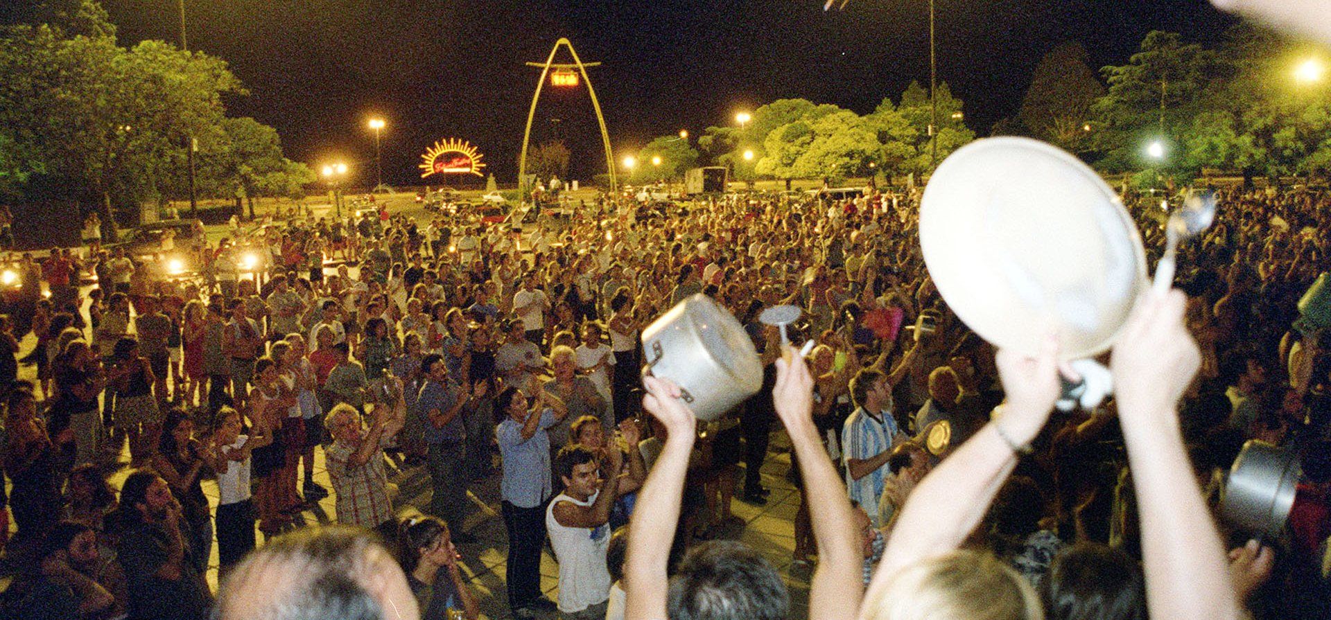 20/12/2001. Entrada la madrugada seguía llegando gente al monumento, muchos de ellos con cacerolas.
