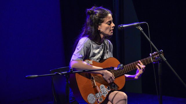 Canta para romper la calma. 