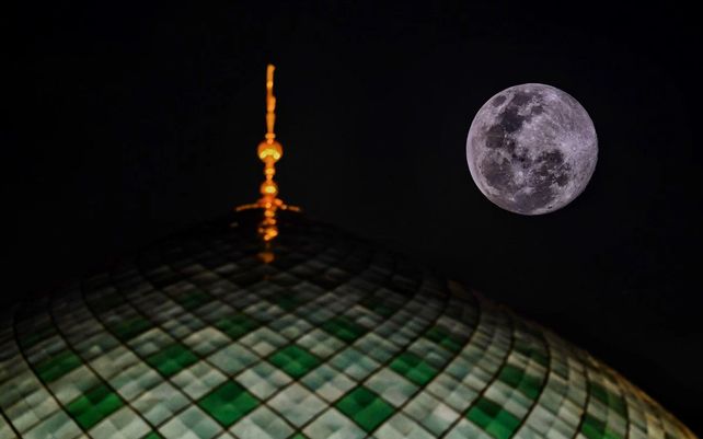 La Superluna Rosa sale detrás de la Mezquita Jamek del Estado de Sarawak.
