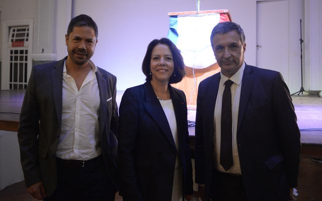 La embajadora de Francia en Argentina, Claudia Scherer-Effosse, estuvo en la Alianza Francesa de nuestra ciudad y allí tuvo un contacto cordial con los presidentes de la lepra, Ignacio Astore, y del canalla, Rodolfo Di Pollina.