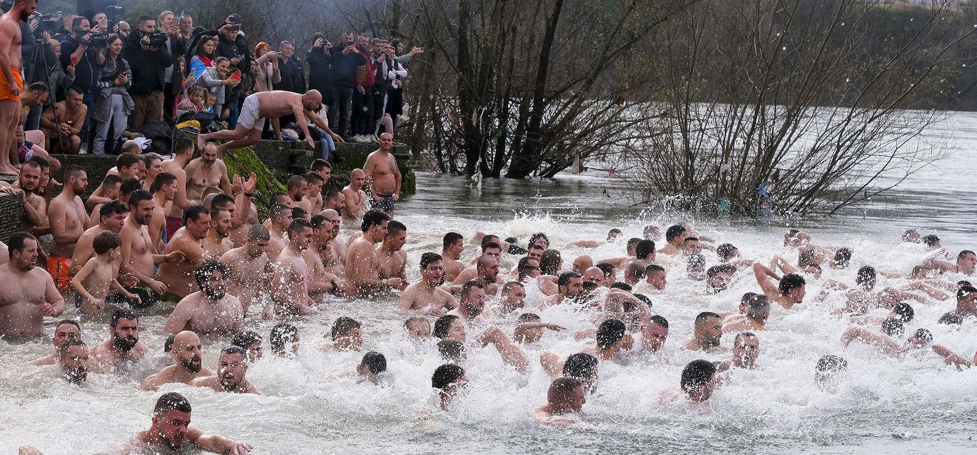 Creyentes cristianos ortodoxos nadan en las frías aguas del río Ribnica, en Podgorica, Montenegro, el viernes 19 de enero de 2024. Los serbios ortodoxos celebran la Epifanía el 19 de enero, siguiendo el antiguo calendario juliano, con la tradicional recuperación de cruces de los ríos y lagos. (Foto AP/Risto Bozovic) Creyentes cristianos ortodoxos nadan en las frías aguas del río Ribnica, en Podgorica, Montenegro, el viernes 19 de enero de 2024. Los serbios ortodoxos celebran la Epifanía el 19 de enero, siguiendo el antiguo calendario juliano, con la tradicional recuperación de cruces de los ríos y lagos. (Foto AP/Risto Bozovic)