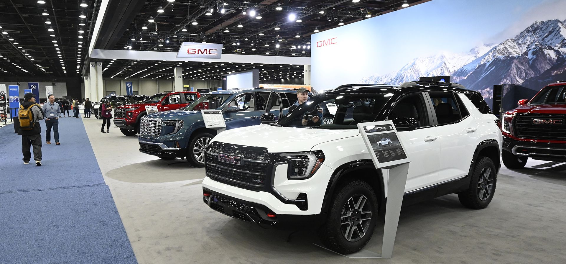 En primer plano se ve un vehículo GMC Terrain AT4 2026 mientras miembros de los medios de comunicación recorren el salón del automóvil de Detroit, el viernes 10 de enero de 2025, en Detroit. (Foto AP/José Juárez) En primer plano se ve un vehículo GMC Terrain AT4 2026 mientras miembros de los medios de comunicación recorren el salón del automóvil de Detroit, el viernes 10 de enero de 2025, en Detroit. (Foto AP/José Juárez)