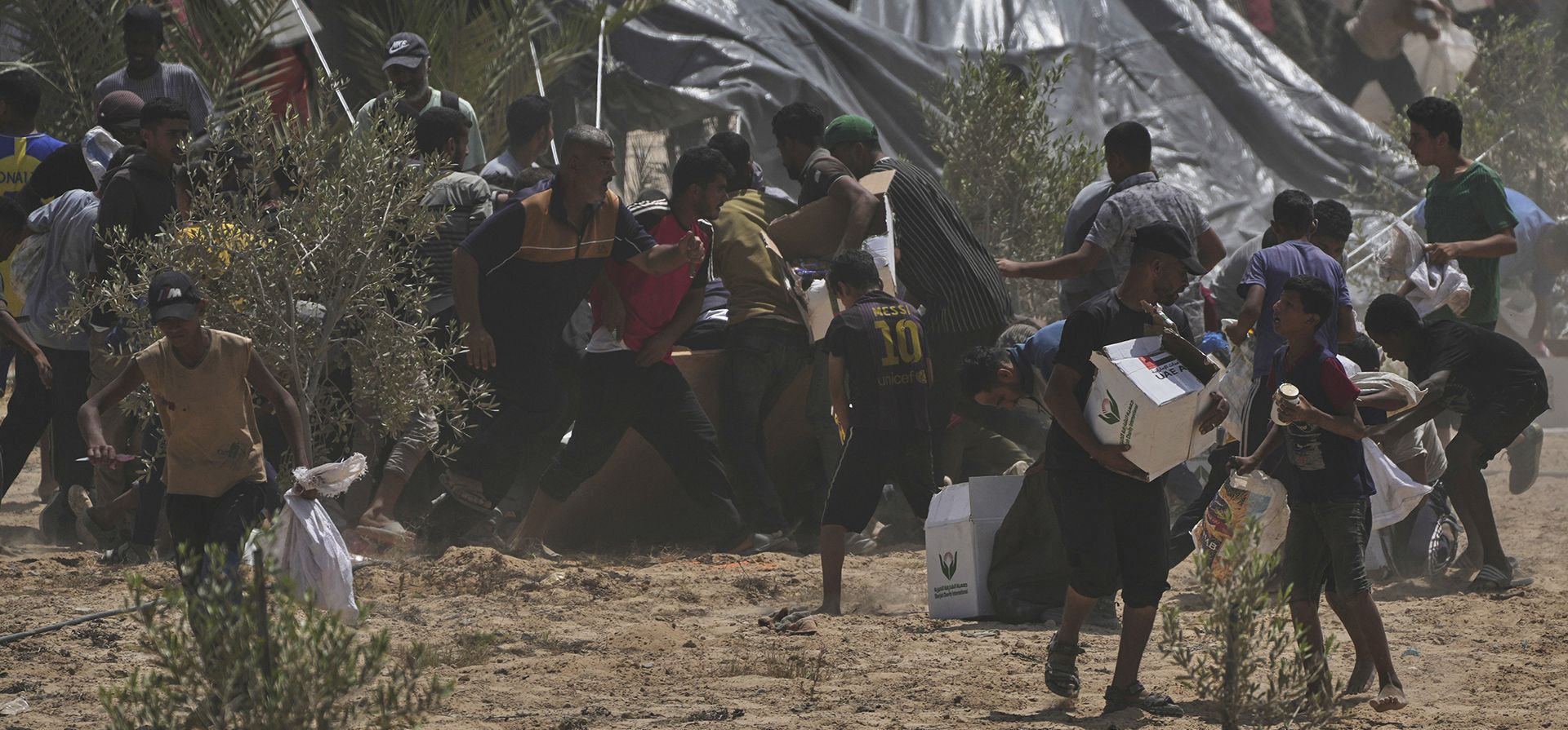 Palestinos se apresuran a recoger paquetes de ayuda humanitaria de los Emiratos Árabes Unidos, lanzados en paracaídas a Deir al-Balah, en el centro de la Franja de Gaza, el martes 19 de agosto de 2025. (Foto AP/Abdel Kareem Hana) Palestinos se apresuran a recoger paquetes de ayuda humanitaria de los Emiratos Árabes Unidos, lanzados en paracaídas a Deir al-Balah, en el centro de la Franja de Gaza, el martes 19 de agosto de 2025. (Foto AP/Abdel Kareem Hana)