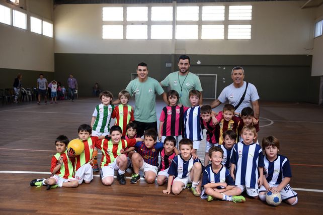 Copa Argentina. Los chicos de la escuela formativa en pleno torneo. No hay tablas ni goleadores ni equipo campeón y todos reciben trofeos. (Celina Mutti Lovera / La Capital)