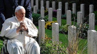 El Papa Francisco celebró misa en el camposanto que guarda los restos de los soldados caídos de Roma. Tantos muertos inocentes, indicó en su homilía