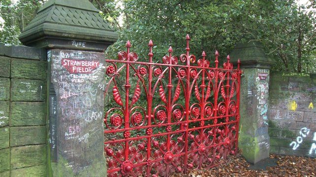 El famoso portón rojo de Strawberry Field