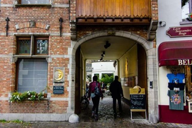 Construyen una cañería subterránea para transportar cerveza de la fábrica a los bares