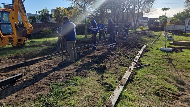 Un tren del Belgrano Cargas descarriló tras chocar contra troncos colocados en la vía: más de 12 horas de cortes en la ciudad
