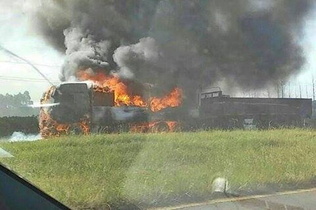 Ruta 14: Se incendió un camión que transportaba una mudanza