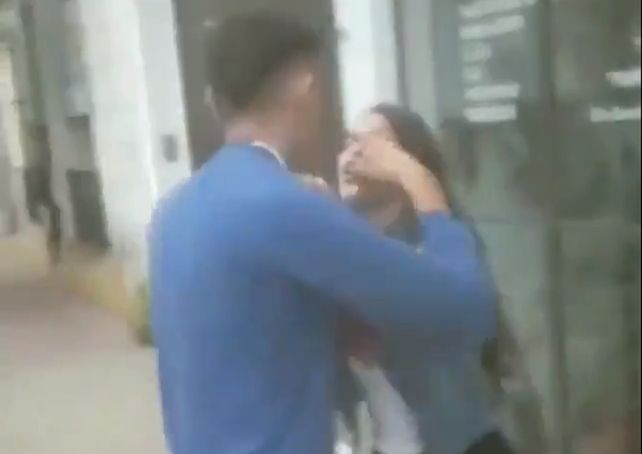 Video: una chica intentó ahorcar a su novio y después se golpeó la cabeza para acusarlo de violento