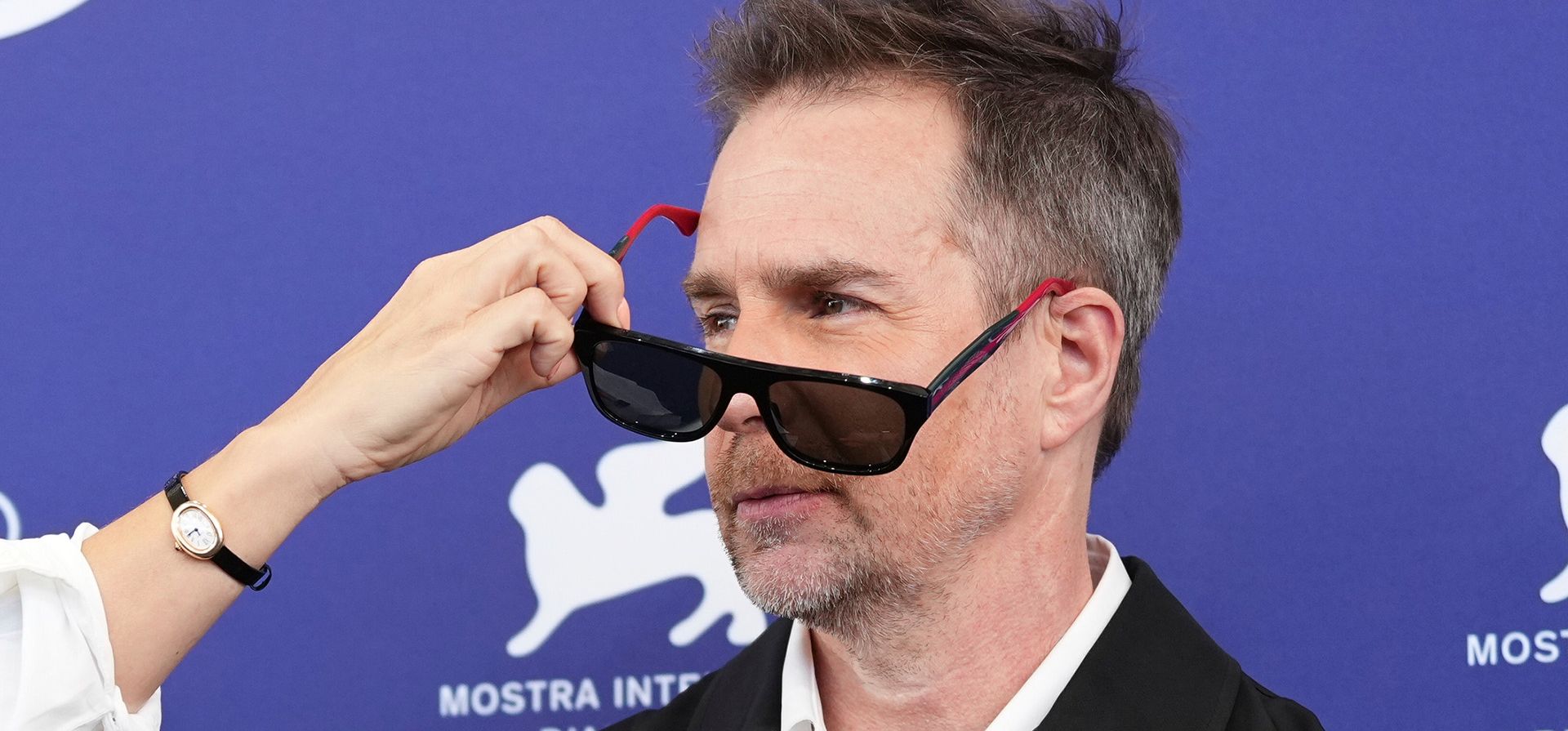 Sam Rockwell posa para los fotógrafos en la sesión fotográfica de la película 'Wild Horse Nine' durante la 83.ª edición del Festival de Cine de Venecia, en Venecia, Italia, el jueves 3 de septiembre de 2026. (Foto de Scott A Garfitt/Invision/AP)