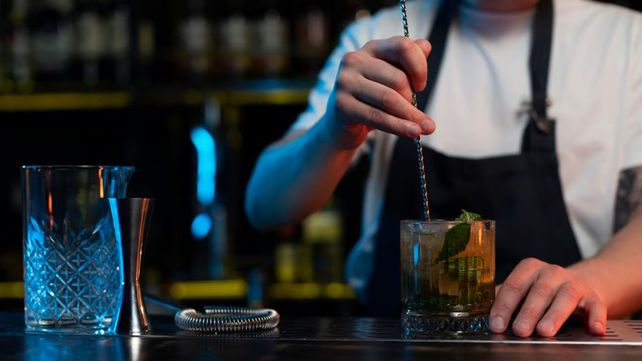 Bares y restaurantes de Paraná: se gasta menos y se achican las frecuencias de comensales en los espacios gastronómicos. La realidad del sector según Uthgra