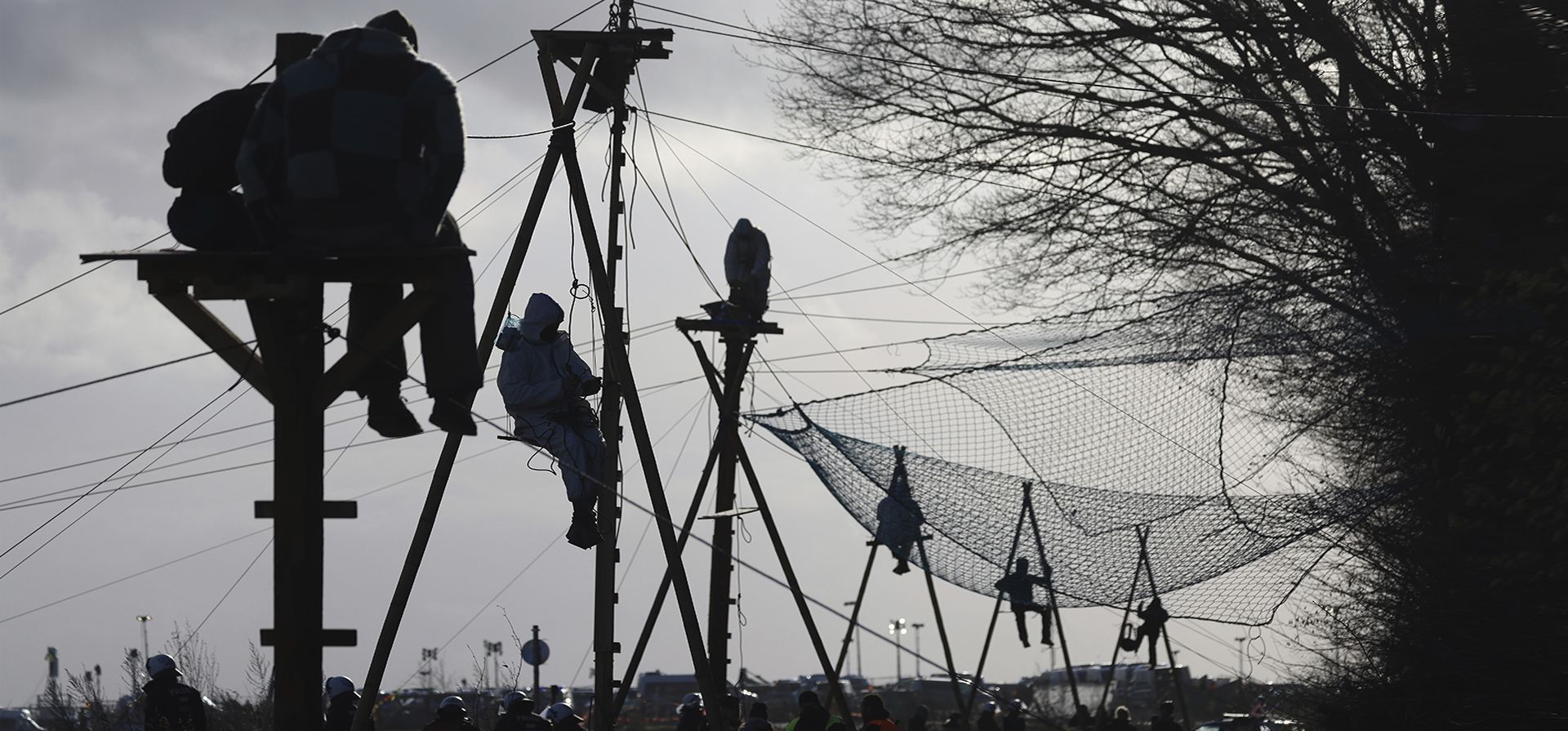 Activistas climáticos cuelgan de los llamados trípodes en la aldea Luetzerath cerca de Erkelenz, Alemania, el miércoles 11 de enero de 2023. La policía ingresó a la aldea tomada y lanzó un esfuerzo para desalojar a los activistas escondidos en el sitio en para evitar su demolición y dar paso a la expansión de una mina de carbón. (Oliver Berg/dpa vía AP)