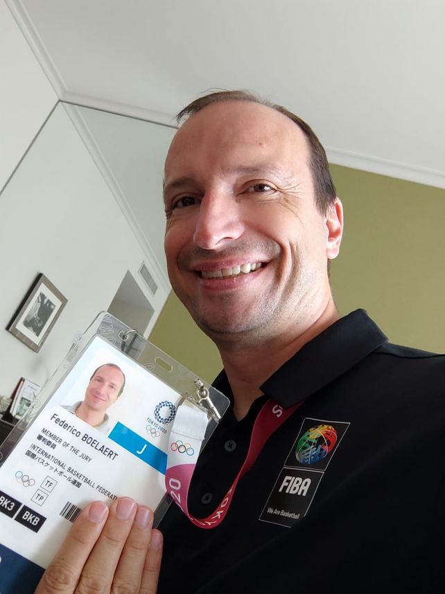 El docente Federico Boelaert y su credencial de Tokio 2020.