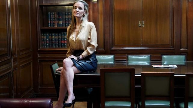 Georgina Losada posa en el despacho de su hermana en el Senado de la Nación. (Gentileza Clarín)