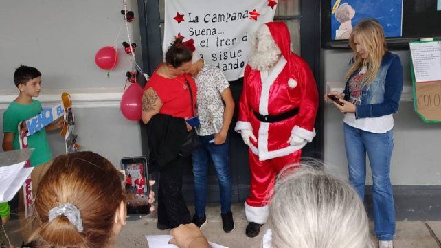 Alan Vallejos tiene 13 años y el lunes tocó la campana en la estación del ferrocarril como el símbolo del fin de una etapa. Se puede