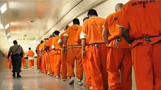 Los uniformes color naranja identificarán desde ahora a los presos más peligrosos.