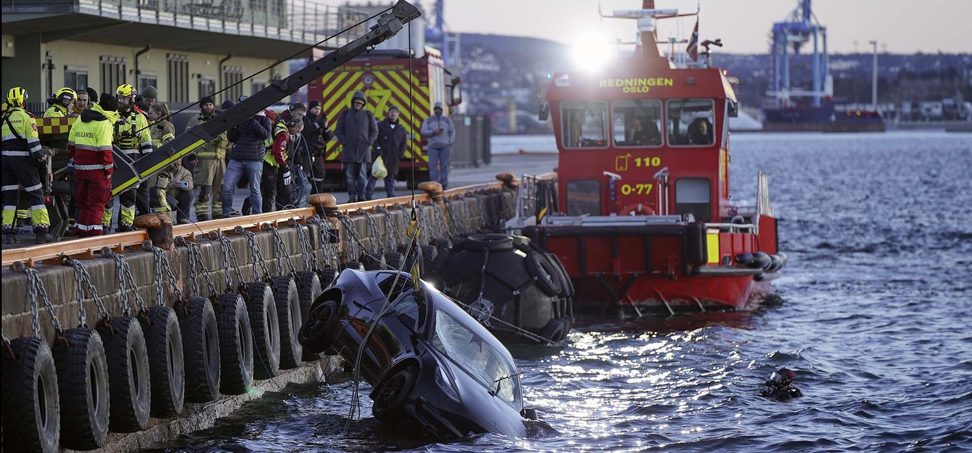 Un automóvil es recuperado del agua después de conducir hacia el fiordo de Oslo, en Oslo, Noruega, el jueves 1 de febrero de 2024. (Hakon Mosvold Larsen/NTB Scanpix vía AP)