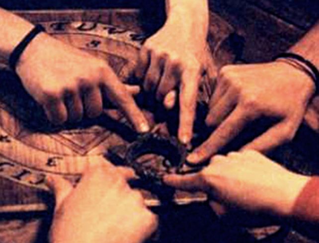 Una adolescente en trance fue internada luego de jugar a la Ouija