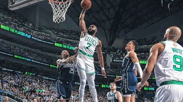 Boston Celtics le ganó a Dallas Mavericks y quedó a una victoria de ser campeón de la NBA.