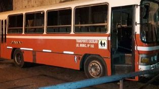 Un hombre que manejaba borracho un transporte escolar terminó chocando contra un micro de larga distancia