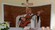 guitarrero. En la Unidad Penal N°1 celebra la Eucaristía y también anima la misa con su guitarra para alegría de los privados de su libertad. guitarrero. En la Unidad Penal N°1 celebra la Eucaristía y también anima la misa con su guitarra para alegría de los privados de su libertad.