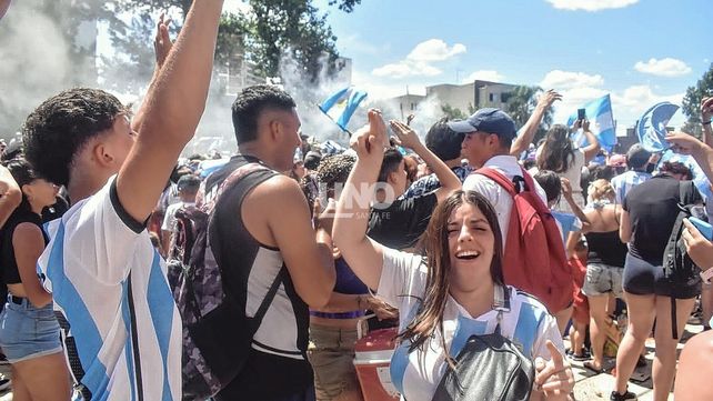 Las calles de Santa Fe y un festejo interminable con el campeonato del mundo conseguido por la Selección Argentina. Foto: UNO Santa Fe.