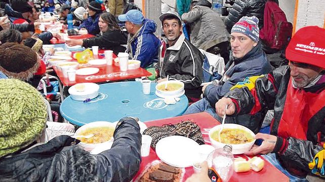Solidarios. River Plate fue uno de los primeros que abrió sus puertas y dio un plato de comida a los sin techo.
