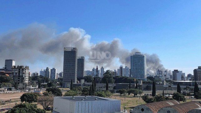 Columna de humo cruzando el cielo de la ciudad por la quema de pastizales en Circunvalación Oeste.