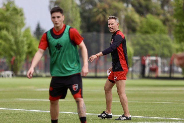 Lucas Bernardi dirigió el primer entrenamiento de Newells en Bella Vista.