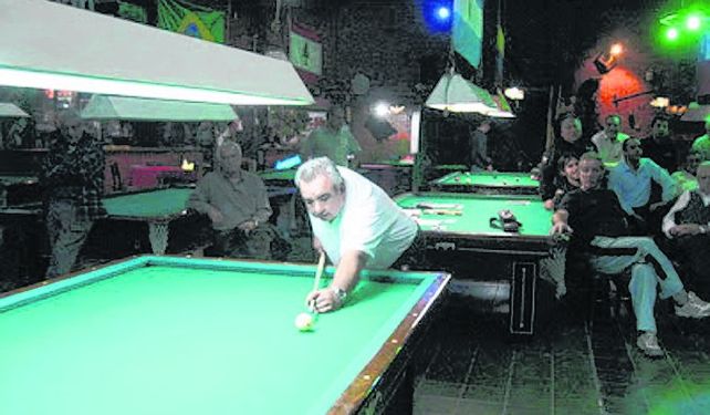 Darío Horadecki. El jugador compite en el mítico Café Los 36 billares.